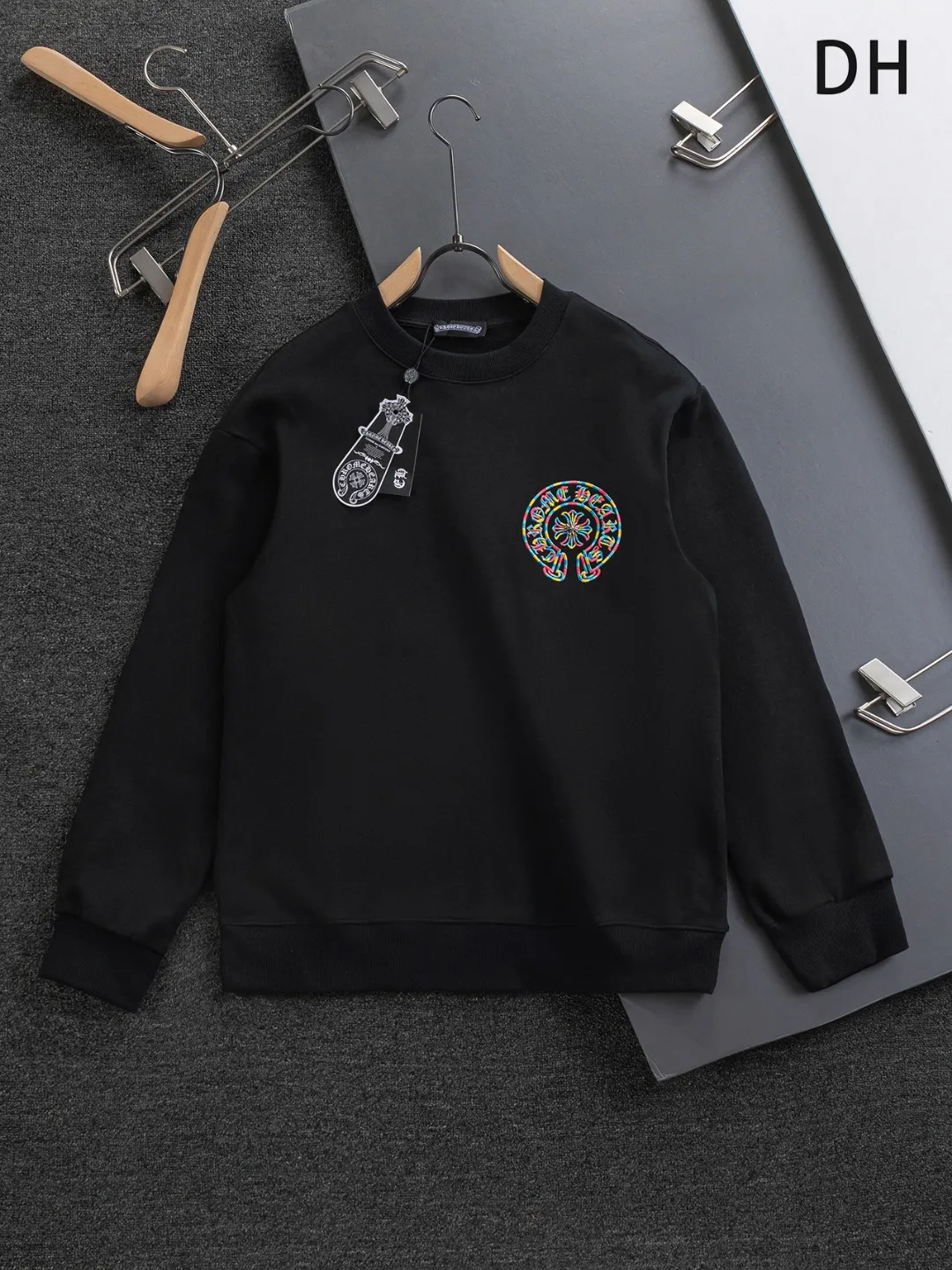 P240 Chrome Hearts CH Cross 25SS Autumn and Winter Sweatshirt Early Autumn Classic Colorful Horseshoe Patch Embroidery on the Chest Colorful Cross ✝️🪡Embroidered Logo on the Back Round Neck Pullover Sweatshirt, a popular style, a style that both men and women like, same style for men and women, 100% chance of turning heads when you wear it when you go out! It’s all about being handsome. The designer’s classic sense is precisely grasped. The whole piece of clothing is heavy. Industrial washing process. Ready-made garments are dyed + sprayed for a horse effect. The double-wash process is very recognizable. It uses heavy washing to make it distressed. The edges of the patch are slightly rolled and naturally distressed. It has a three-dimensional sense of layering and a little damage. It is very visually lethal. It adheres to Kroxin's consistent rough style. The chest and back are large, and the horseshoe flower printed patch pattern is embroidered and decorated. It is also decorated with silver metal engraved distressed buttons. The classic elements full of brand recognition instantly enhance the overall sense of grade and specification. Its texture is quite high-end! The overall feeling is high-end, simple and elegant, with silver hardware accessories, a full set of customized accessories, and the pattern of the entire dress is all decorated with patchwork three-dimensional embroidery technology, which is the finishing touch of the entire dress. The design on the back is even more eye-catching! ! This full back is so cool, it’s full of design, and the overall upper body style highlights fashion and individuality. Wearing it together as a couple is even more popular on the street. I recommend the early autumn sweatshirt! ! The fabric is a unique 440g 100% cotton, which is skin-friendly, breathable, warm to the touch, firm in texture, and smooth in lines. It can be called a back killer, which has very strict requirements on craftsmanship and cost. The smooth neckline, flat cuffs and hems are large and tightly stitched, tight and orderly, and the details are perfect. The consistent OS version can be worn alone or layered. It is very casual, but very iconic! It is simply the flagship of high-end trendy brands and must be included in your wardrobe. It has the American fashion spirit of freedom and individuality, and is highly recognizable and stylized! Color: Black White Size: S-XL Size chart: S: Shoulder width 51-Bust 56-Length 69 M: Shoulder width 52.5-Bust 58-Length 71 L: Shoulder width 54-Bust 60-Length 73 XL: Shoulder width 55.5-Bust 62-Length 75